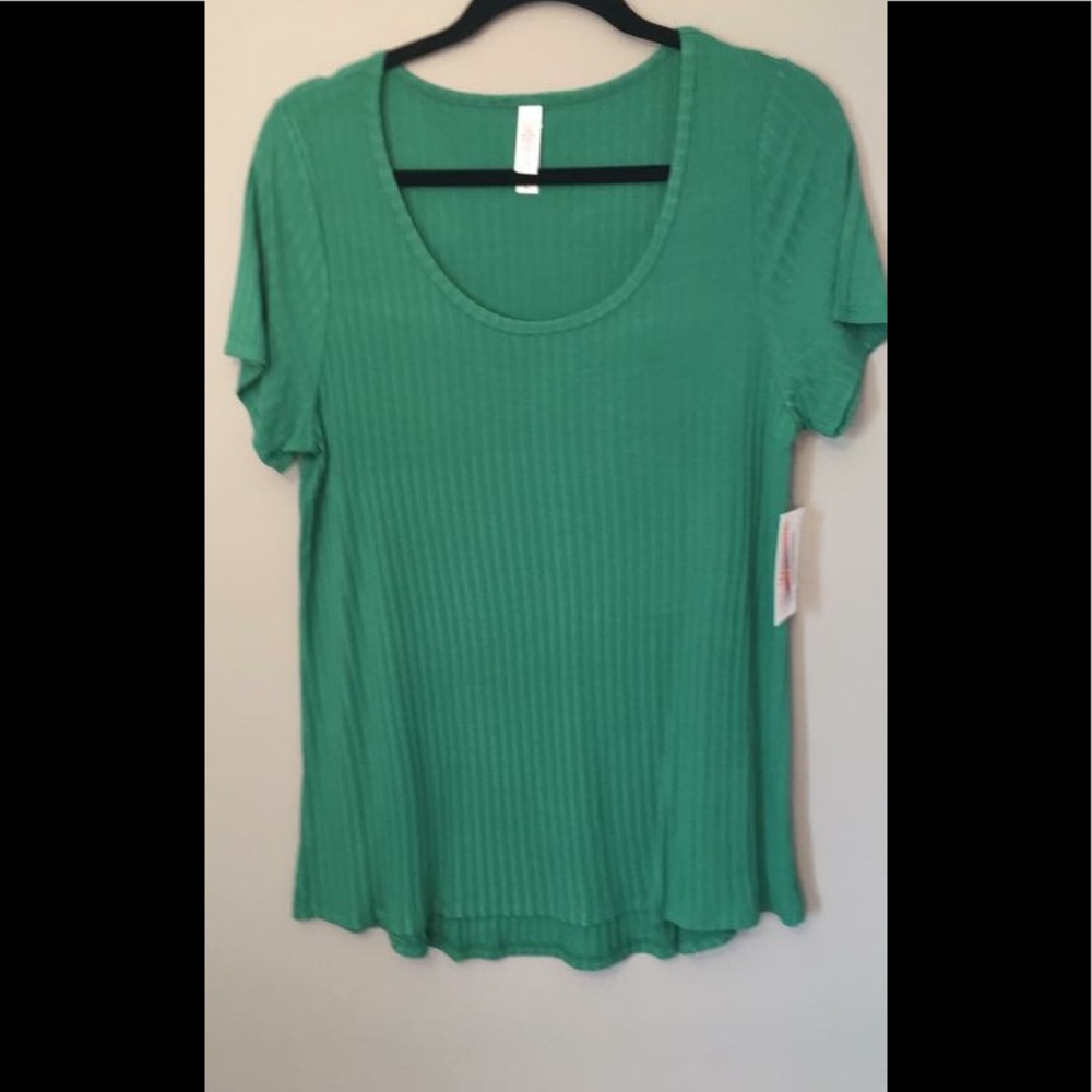 MEDIUM LULAROE CLASSIC T